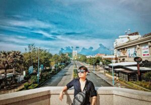Khoảnh khắc chàng trai nhước nhìn về một nơi xa xăm trên cầu vượt đường Thùy Vân của khách sạn!